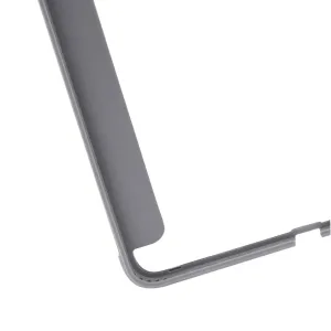 Gros plan sur l’étui iPad gris foncé Pipetto, montrant l’angle arrondi, le bord moulé et les découpes