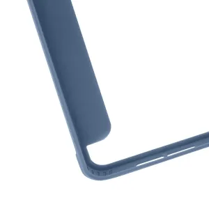 Gros plan sur le coin et le bord de l’étui pour iPad 10,9 pouces Pipetto Origami No1 Original bleu marine