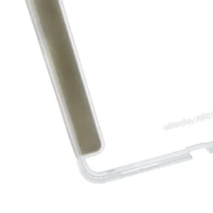 Détail d’un étui Pipetto pour iPad montrant un coin de protection transparent avec bord surélevé et doublure intérieure