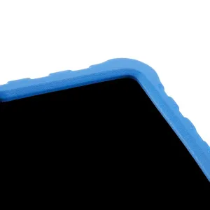 Pipetto blått iPad-deksel i nærbilde med teksturert overflate og hevet beskyttelseskant for barnesikker beskyttelse