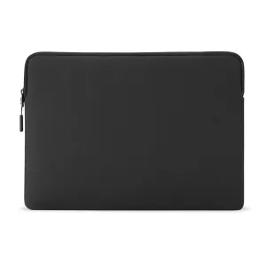 Pipetto svart MacBook-etui med glidelåslukking og avrundede hjørner, vist på hvit bakgrunn.