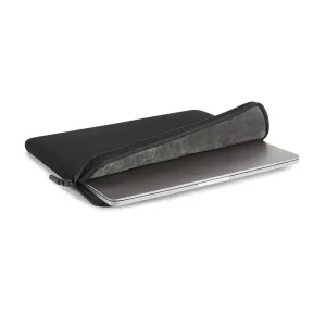 Pipetto Classic Fit svart etui for bærbar PC med glidelåslukking, vist delvis åpent rundt en sølvfarget MacBook