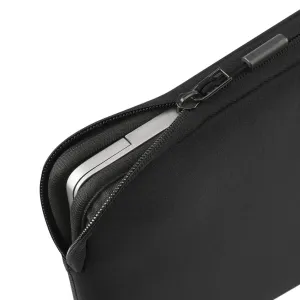 Pipetto Classic Fit svart etui til bærbar datamaskin med glidelåslukking, med en MacBook delvis inni på hvit bakgrunn