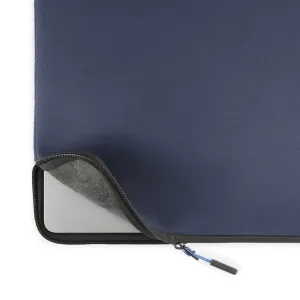 Housse Pipetto Classic Fit pour MacBook en néoprène bleu foncé avec fermeture zippée, partiellement ouverte pour laisser voir un ordinateur portable à l’intérieur