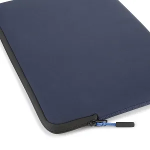 Housse Pipetto Classic Fit pour MacBook Pro 14 pouces et Air 13,6 pouces en bleu marine avec fermeture zippée