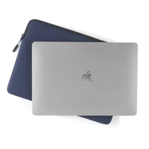Housse Pipetto Classic Fit en néoprène bleu foncé, présentée avec un MacBook Pro 14/Air 13,6 et une fermeture zippée