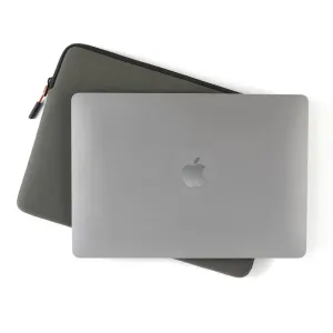 Pipetto Classic Fit MacBook-etui i militærgrønt med glidelåslukking, vist med en MacBook oppå