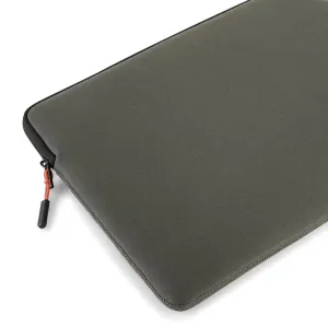 Pipetto Classic Fit-etui til MacBook Pro 14/Air 13,6 i militærgrønn med glidelåslukking og AirTag-lomme