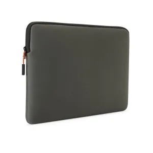 Pipetto Classic Fit laptopetui for MacBook Pro 14 og Air 13,6 i mørkegrå med glidelåslukking