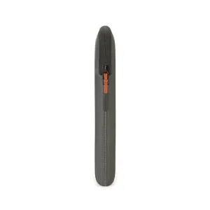 Pipetto Classic Fit-laptopetui for MacBook Pro 14 eller Air 13,6, mørkegrått med glidelåslukking og merkelapp