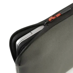 Pipetto Classic Fit-etui til MacBook Pro 14/Air 13,6, vist delvis åpent med glidelås og bærbar datamaskin inni.