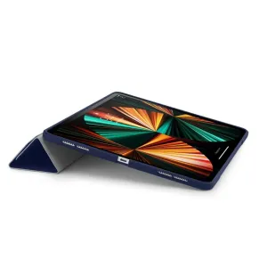 Pipetto Origami No1 iPad Pro 12.9-deksel i mørkeblått med sammenleggbart stativ, vist i håndfri visningsposisjon