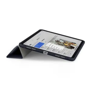 Pipetto Origami No1 blåt iPad Air-cover vist foldet som et stativ med stødabsorberende kanter