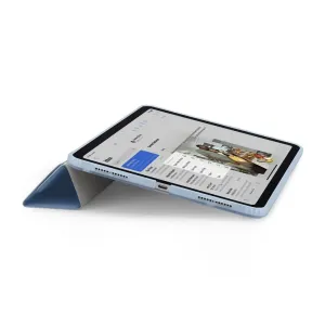 Pipetto Origami iPad Air-deksel i lyseblått, brettet til et trekantet stativ på en iPad.