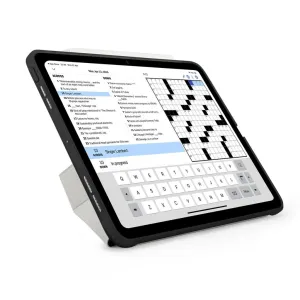 Coque Pipetto noire pour iPad Pro 11 Origami No1 en position support, avec l’écran de l’iPad et le clavier visibles
