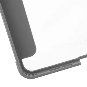 Étui Pipetto iPad mini 6 Origami No1 en gris foncé, montrant un coin protecteur et une découpe sur le bord