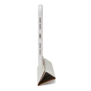 Étui Pipetto Origami pour iPad mini plié en support, présenté de côté avec une finition gris clair translucide.