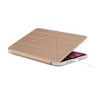 Étui pliable Pipetto Origami No. 1 or rose pour iPad mini, présenté avec des angles de support et un câble de charge.