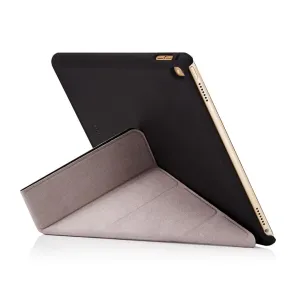 Étui Origami Pipetto pour iPad 9,7 pouces noir, présenté replié en support multi-angle avec rabat de protection