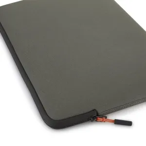 Pipetto Classic Fit MacBook-etui i grått med svart kant, glidelåslukking og oransje trekkflik