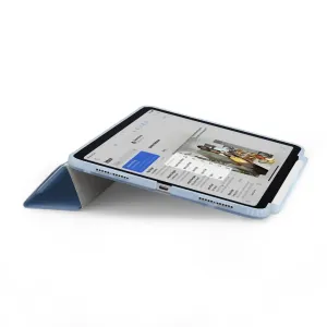 Pipetto Origami No3 ümbris iPad Air 11 jaoks helesinises toonis, näidatud toerežiimis koos integreeritud Apple Pencil hoiukohaga