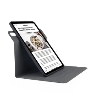 Pipetto iPad Air 11 roterende foliocover i sort, foldet til en stander med tabletten i liggende visningstilstand.