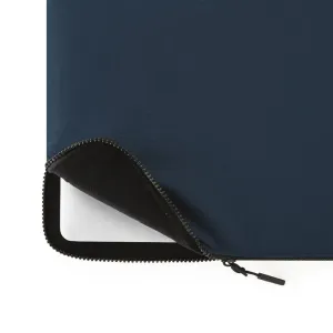 Housse Pipetto bleu marine pour MacBook avec fermeture zippée et doublure noire pour protéger votre ordinateur portable