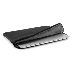 Housse noire Pipetto pour MacBook 16 pouces avec fermeture éclair et doublure douce, montrant un ordinateur portable partiellement inséré
