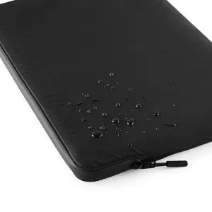 Housse Pipetto noire pour MacBook 16 pouces, avec surface texturée résistante à l’eau et fermeture zippée