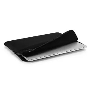 Pipetto svart beskyttende MacBook-etui med tilbehørslomme, vist delvis åpent med bærbar datamaskin inni
