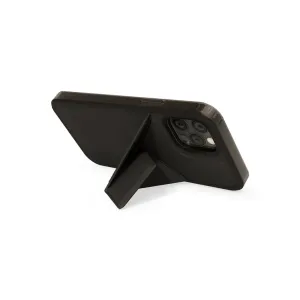 Coque Pipetto Origami Snap Case pour iPhone 12 Pro Max en noir, présentée avec support intégré pour un visionnage mains libres.