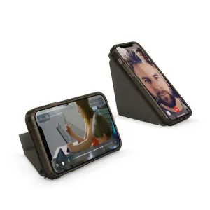 Étui Pipetto Origami Folio pour iPhone 12 Pro Max, présenté en positions de support paysage et portrait, noir.