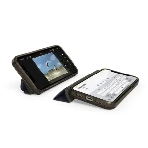 Étui Pipetto Origami Folio pour iPhone 12 Pro Max, présenté en positions de support avec rabat de protection.