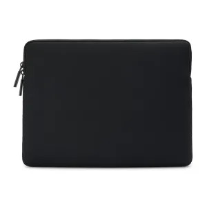Pipetto MacBook Classic Fit Sleeve in Schwarz, eine schlanke Laptophülle mit Reißverschluss für den täglichen Schutz