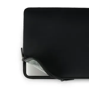 Pipetto schwarze MacBook-Hülle mit Reißverschluss, teilweise geöffnet, um ein silbernes Notebook und ein weiches, graues Innenfutter zu zeigen