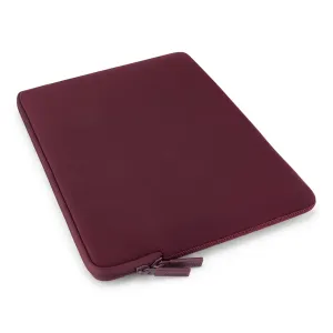 Housse Pipetto bordeaux Classic Fit pour MacBook, avec fermeture zippée et profil fin, présentée avec des tirettes embossées.