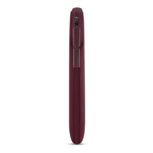 Housse Pipetto bordeaux Classic Fit pour MacBook, avec fermeture zippée et tirettes siglées, vue de profil
