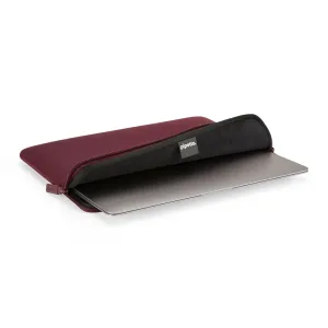 Housse Pipetto Classic Fit bordeaux pour MacBook, avec fermeture zippée et doublure noire, contenant un ordinateur portable