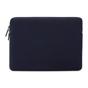 Pipetto MacBooki ümbris tumesinises toonis, lukuga, ümarate nurkadega, valgel taustal