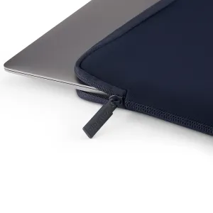 Pipetto tumesinine MacBooki ümbris lukuga, kujutatuna hõbedase sülearvuti peal valgel taustal