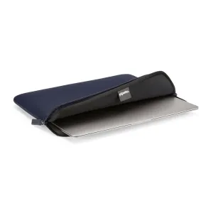 Pipetto tumesinine MacBook ümbris lukuga, osaliselt sisse pandud sülearvuti ja musta voodriga.