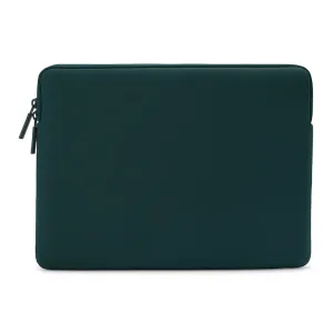Housse Pipetto Classic Fit pour MacBook en vert pétrole foncé, avec fermeture zippée et bords arrondis