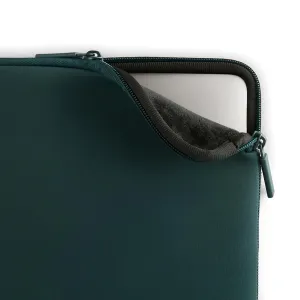 Housse Pipetto Classic Fit en vert sarcelle, partiellement ouverte autour d’un MacBook argenté, avec fermeture zippée et doublure douce