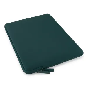 Housse Pipetto Classic Fit pour MacBook en vert sarcelle foncé, avec fermeture zippée et poche AirTag intégrée