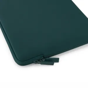 Housse Pipetto Classic Fit pour MacBook, vert sarcelle foncé, avec fermeture zippée et bords cousus sur fond blanc