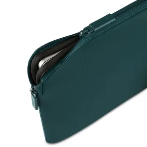 Housse Pipetto bleu sarcelle pour MacBook Pro, à fermeture zippée, partiellement ouverte pour laisser apparaître un ordinateur portable à l’intérieur
