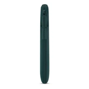 Pochette Pipetto Classic Fit pour MacBook Pro et Air, en vert sarcelle foncé, au design fin à fermeture éclair