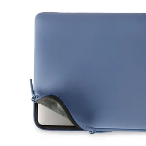 Housse Pipetto Classic Fit bleue pour MacBook, avec fermeture zippée et doublure douce, montrée avec un ordinateur portable à l'intérieur