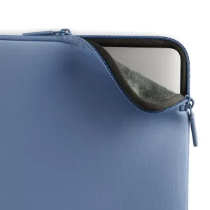 Housse Pipetto bleue pour MacBook, avec fermeture zippée, partiellement ouverte pour laisser apparaître un ordinateur portable à l’intérieur et une protection fine pour ordinateur portable