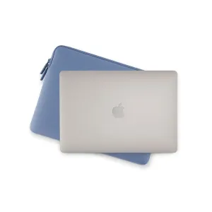 Housse Pipetto bleue pour MacBook Air et Pro, à fermeture zippée, présentée derrière un ordinateur portable argenté sur fond blanc